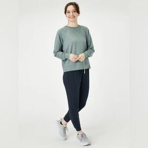 Light green vuori jogger set. Green top and green bottoms.